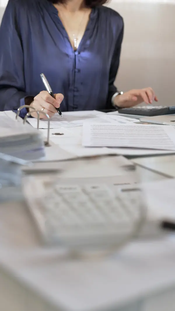 Gros plan sur des lunettes, une calculatrice et un tableau de chiffres